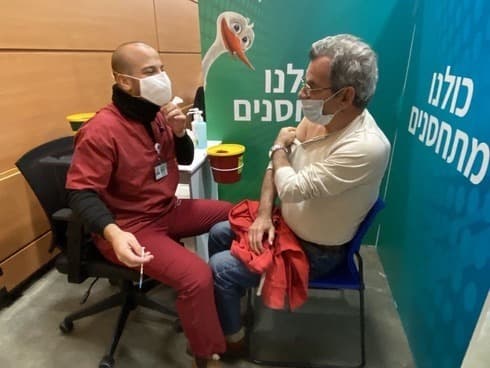 Un hombre recibe la vacuna contra el coronavirus en un centro médico del norte de Tel Aviv. (Motti Kimchi) Un hombre recibe la vacuna contra el coronavirus en un centro médico del norte de Tel Aviv.