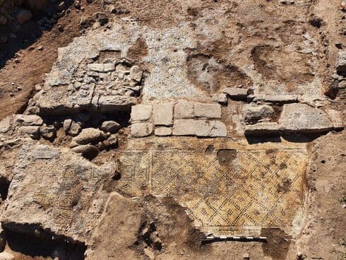 Pared en la que fue encontrada la piedra siendo reutilizada. (Autoridad de Antigüedades de Israel) Pared en la que fue encontrada la piedra siendo reutilizada.