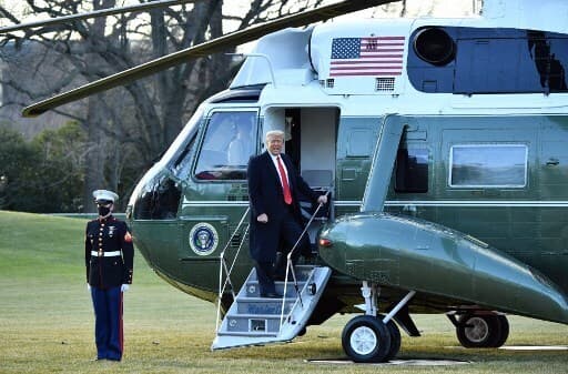 Trump retirándose de la Casa Blanca por última vez. 