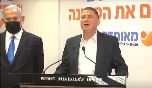 El primer ministro Benjamín Netanyahu y el ministro de Salud Yuli Edelstein durante una visita a un centro de vacunación en Beit Shemesh. (Moshe Mizrahi) El primer ministro Benjamín Netanyahu y el ministro de Salud Yuli Edelstein durante una visita a un centro de vacunación en Beit Shemesh.