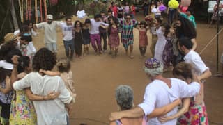 La familia festeja en medio de la naturaleza.