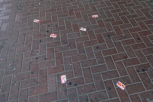 Folletos de prostitución tirados en la calle de Dubai. 