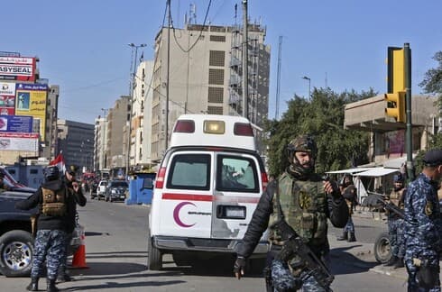 Una ambulancia y fuerzas de seguridad en el centro de Bagdad tras los ataques suicidas que costaron 32 vidas. (AFP) Una ambulancia y fuerzas de seguridad en el centro de Bagdad tras los ataques suicidas.