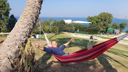 “En todo Israel hay lugares excelentes para colgar hamacas", afirma Abufalia. (Nitzan Dror) Hamaca Tel Aviv