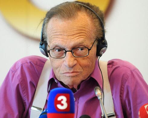 Larry King responde a las preguntas de los periodistas durante una conferencia de prensa en Eslovaquia, septiembre de 2011. 