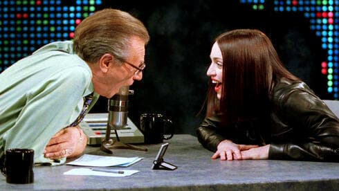 La cantante Madonna se ríe con Larry King en el set de su programa de entrevistas, en enero de 1999. 