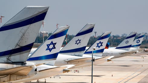Aviones de El Al estacionados en el aeropuerto Ben Gurion después de que se suspendieran los vuelos durante el mes de julio.