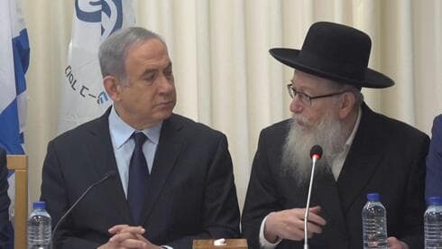 El primer ministro Benjamín Netanyahu y el entonces ministro de Salud Yaakov Litzman, febrero de 2020. (Shahar Goldstein) El primer ministro Benjamín Netanyahu y el entonces ministro de Salud Yaakov Litzman, febrero de 2020.