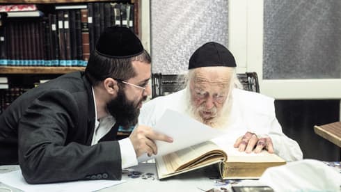 Yanki Kanievsky con su abuelo, el líder ultraortodoxo y rabino Chaim Kanievsky. (Ilya Malenkov) Yanki Kanievsky con su abuelo, el líder ultraortodoxo y rabino Chaim Kanievsky.