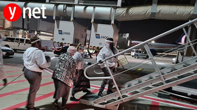 Malka Leifer abordando el avión rumbo a Australia.