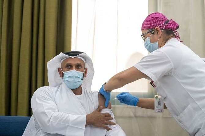 El presidente del Departamento de Salud de los EAU, el jeque Abdullah bin Mohammed Al-Hamed, participa en la tercera fase de un ensayo clínico para la vacuna de Sinopharm en Abu Dhabi. 