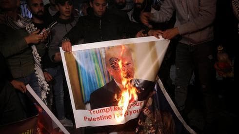 Una manifestación anti esetadounidense en Cisjordania tras la presentación del plan de paz de Trump para Medio Oriente. (AP) Una manifestación anti esetadounidense en Cisjordania tras la presentación del plan de paz de Trump para Medio Oriente.