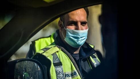 Un policía hace cumplir las restricciones a la circulación durante el tercer cierre de Israel. 