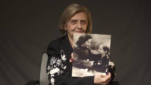 Tova Friedman (82), sobreviviente del Holocausto sostiene una fotografía de ella junto a su madre, quien también sobrevivió a Auschwitz. (AP) Tova Friedman (82), sobreviviente del Holocausto sostiene una fotografía de ella junto a su madre, quien también sobrevivió a Auschwitz.