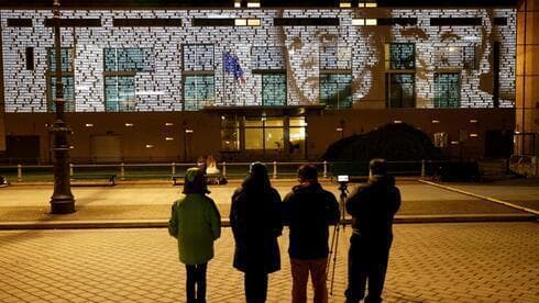 Instalación artística en Berlín que proyecta sobre una fachada los nombres de las víctimas del nazismo. 