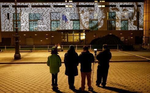 Personas observan una instalación de luces llamada #everynamecounts (cada nombre cuenta) que proyecta los nombres de las víctimas del régimen nazi en la fachada de la embajada francesa para recordar a las víctimas antes del Día Conmemorativo del Día Internacional de Conmemoración en Memoria de las Víctimas del Holocausto, en Berlín, Alemania. (Reuters) Personas observan una instalación de luces llamada #everynamecounts (cada nombre cuenta) que proyecta los nombres de las víctimas del régimen nazi en la fachada de la embajada francesa para recordar a las víctimas antes del Día Conmemorativo del Día Internacional de Conmemoración en Memoria de las Víctimas del Holocausto en Berlín, Alemania.