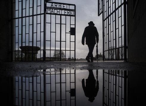 Un hombre cruza la puerta del campo de exterminio nazi de Sachsenhausen durante el Día Internacional de Conmemoración en Memoria de las Víctimas del Holocausto, en 2019. (AP) Un hombre cruza la puerta del campo de exterminio nazi de Sachsenhausen durante el Día Internacional de Conmemoración en Memoria de las Víctimas del Holocausto, en 2019.