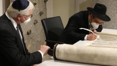 el rabino Shaul Nekrich escribió las últimas 12 letras del rollo de una antigua Torá.
