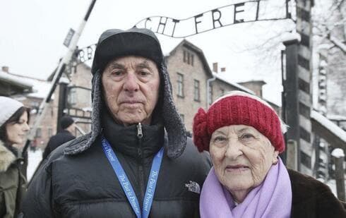 Rosa Schindler, sobreviviente de Auschwitz, y su esposo ya fallecido visitan en 2015 el antiguo campo de exterminio. (AP) Rosa Schindler, sobreviviente de Auschwitz, y su esposo ya fallecido visitan en 2015 el antiguo campo de exterminio.