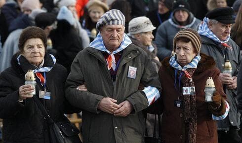 Sobrevivientes del campo de exterminio nazi de Auschwitz participan en 2019 de una ceremonia en el Día Internacional de Conmemoración en Memoria de las Víctimas del Holocausto en el Monumento Internacional a las Víctimas del Fascismo dentro de Auschwitz-Birkenau en Oswiecim, Polonia. (AP) Sobrevivientes del campo de exterminio nazi de Auschwitz participan en 2019 de una ceremonia en el Día Internacional de Conmemoración en Memoria de las Víctimas del Holocausto en el Monumento Internacional a las Víctimas del Fascismo dentro de Auschwitz-Birkenau en Oswiecim, Polonia.