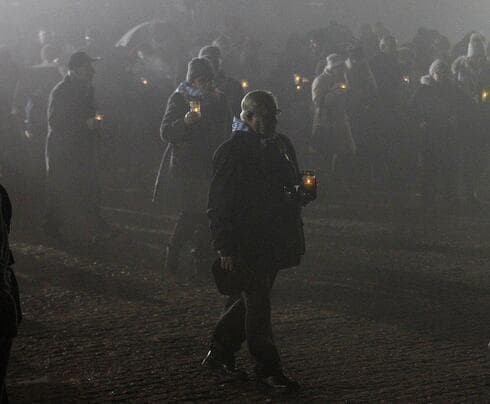 Sobrevivientes de Auschwitz caminan hacia una ceremonia en el Monumento Internacional a las Víctimas del Fascismo dentro de Auschwitz-Birkenau en Oswiecim, Polonia, en 2018. (AP) Sobrevivientes de Auschwitz caminan hacia una ceremonia en el Monumento Internacional a las Víctimas del Fascismo dentro de Auschwitz-Birkenau en Oswiecim, Polonia, en 2018.