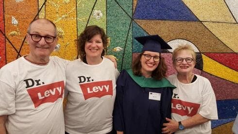 Uri Levy con su familia.
