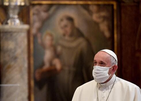 El líder de la Iglesia Católica, en una de las pocas ocaciones en que pudo ser fotografiado con barbijo. (AFP) El líder de la Iglesia Católica, en una de las pocas ocaciones en que pudo ser fotografiado con barbijo.