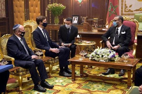 Jared Kushner durante una reunión en Rabat con el jefe de Seguridad Nacional de Israel, Meir Ben Shabbat, y el rey de Marruecos, Mohamed VI. (Amos Ben Gershom/Oficina de Prensa del Gobierno de Israel) Jared Kusner durante una reunión en Rabat con el jefe de Seguridad Nacional de Israel, Meir Ben Shabbat, y el rey de Marruecos, Mohamed VI.