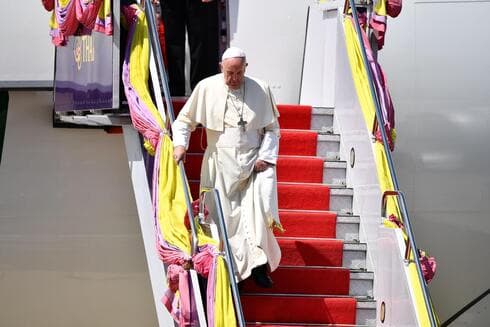 El Papa descendiendo del avión, en uno de sus viajes fuera del Vaticano. 