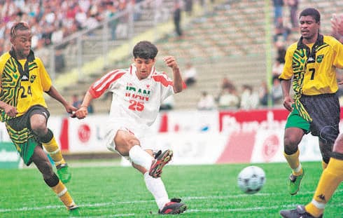 Mehrdad Minavand jugando para la selección iraní.