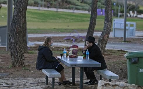 Una cita en una plaza de Jerusalem. 