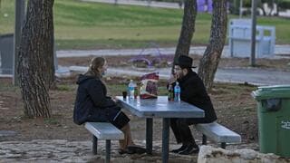 Una cita en una plaza de Jerusalem.