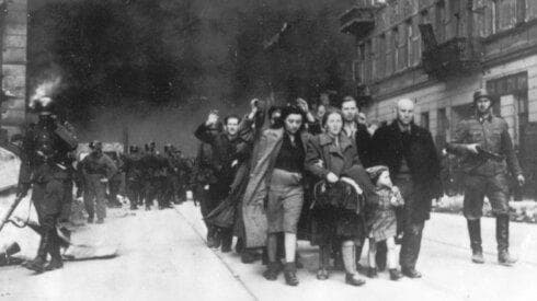 Un grupo de judíos polacos conducidos a la deportación por soldados alemanes, durante la destrucción del gueto de Varsovia. 