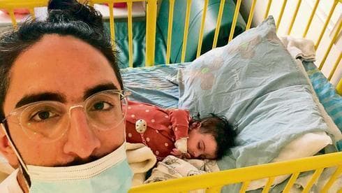 Ohad Melamed junto a su su hija en la sala de coronavirus. 