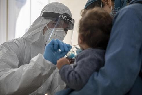 La prueba de COVID-19 en un niño israelí. 