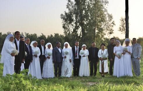 Imagen grupal de los matrimonios de la comunidad Bnei Menashe. 