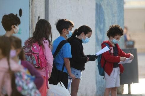 Niños con máscaras faciales en una escuela de Tel Aviv. 