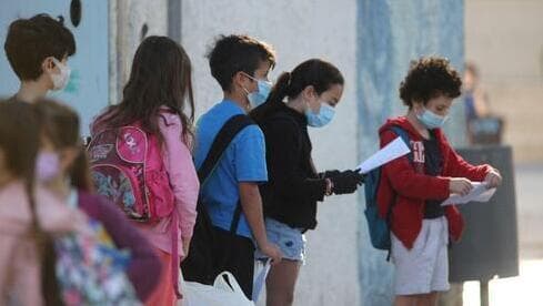 Niños con máscaras faciales en una escuela de Tel Aviv. 
