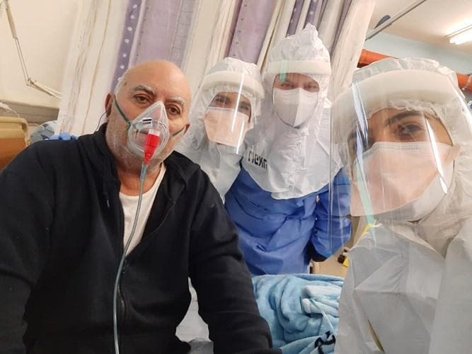 Médicos del hospital y paciente tratado con el nuevo medicamento que se está probando en Israel. (AJN) Médicos del hospital y paciente tratado con el nuevo medicamento que se está probando en Israel.