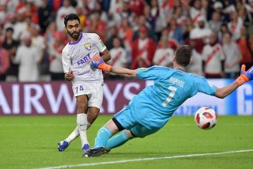 Un jugador del Al Ain FC define durante un partido disputado por el Mundial de Clubes de 2018, cuando el equipo emiratí alcanzó las instancias finales. (AFP) Un jugador del Al Ain FC define durante un partido disputado por el Mundial de Clubes de 2018, cuando el equipo emiratí alcanzó las instancias finales.