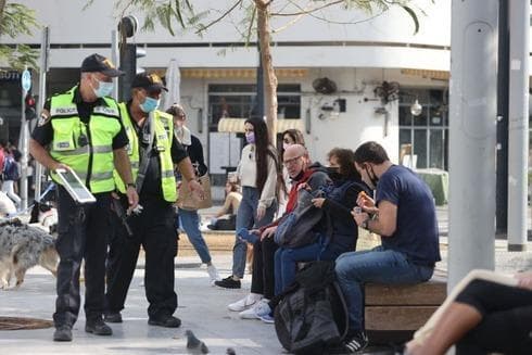 La policía hace cumplir las medidas de restricción a la circulación durante el tercer cierre en Tel Aviv. (Motti Kimchi) La policía hace cumplir las medidas de restricción a la circulación durante el tercer cierre en Tel Aviv.