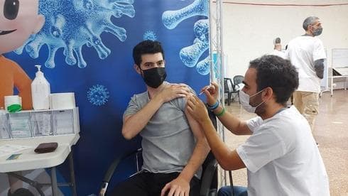 Un joven israelí recibe la vacuna en una clínica de Clalit en Ramat Gan. (Clalit HMO) Un joven recibe la vacuna en una clínica de Clalit en Ramat Gan.
