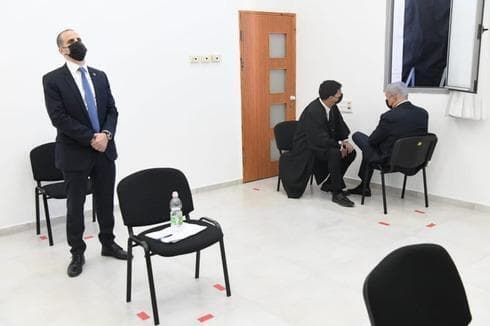 Netanyahu conversa con uno de sus abogados en el Tribunal de Distrito de Jerusalem. (Reuven Castro) Netanyahu conversa con uno de sus abogados en el Tribunal de Distrito de Jerusalem.