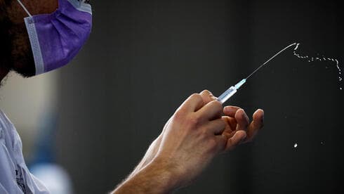 Una enfermera se prepara para administrar la vacuna contra el coronavirus en Netivot. (Reuters) Una enfermera se prepara para administrar la vacuna contra el coronavirus en Netivot.