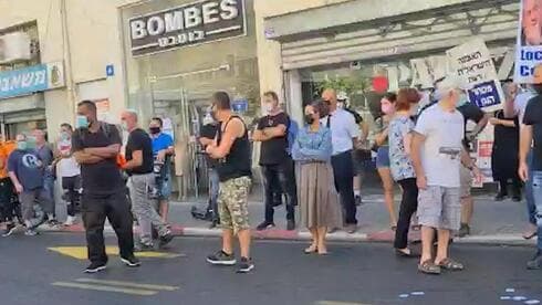 Propietarios de pequeñas empresas protestan en Tel Aviv contra el segundo cierre. (Gentileza) Propietarios de pequeñas empresas protestan en Tel Aviv contra el segundo cierre.