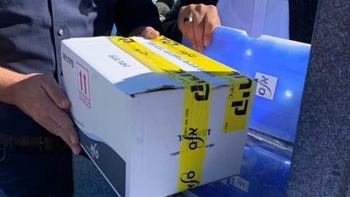 Una caja de vacuna COVID-19, de la empresa Moderna, que fue transferida a la Autoridad Palestina. (Ynet) Una caja de vacuna COVID-19, de la empresa Moderna, que fue transferida a la Autoridad Palestina.