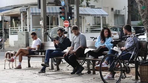 Residentes de Tel Aviv emergen tras un bloqueo de tres semanas. 