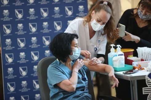 Trabajador de la salud recibe la vacuna en el hospital Ichilov de Tel Aviv. (Moti Kimchi) Trabajador de la salud recibe la vacuna en el hospital Ichilov de Tel Aviv.