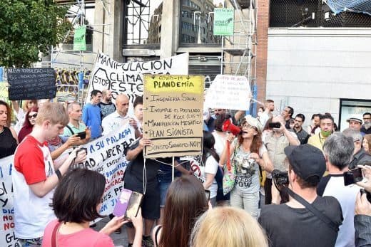 Un acto antisemita en España, acusando al sionismo de ser culpable de la pandemia de COVID-19. Un acto antisemita en España, acusando al sionismo de ser culpable de la pandemia de COVID-19.