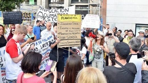 Un acto antisemita en España, acusando al sionismo de ser culpable de la pandemia de COVID-19. 